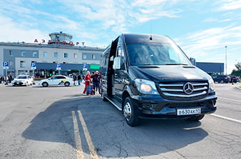 tourists get into the transfer to the hotel